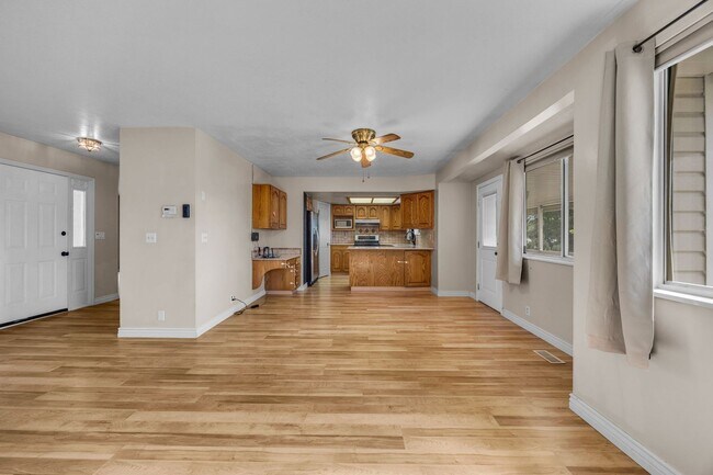 Building Photo - 567 N Allanwood Pl