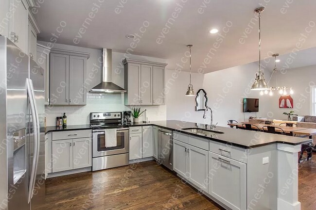 Building Photo - 3 bed / 3 bath home