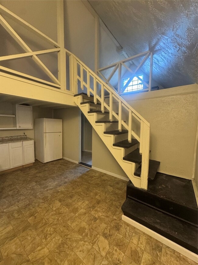 Building Photo - 900 Mohawk Dr