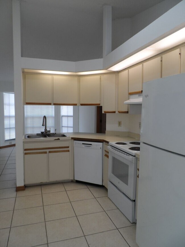 Building Photo - AVAILABLE NOW 3 BEDROOM 2 BATH 2 CAR GARAGE. CONTACT KAREN GUARDINO, REALTOR 386-747-9295