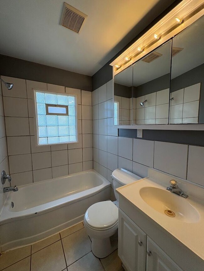 Building Photo - Two bedroom one bathroom home for rent