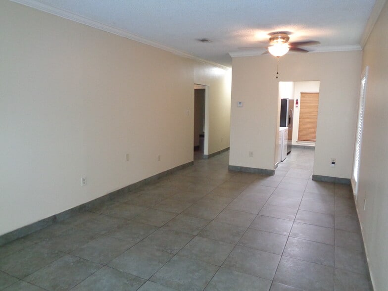 Building Photo - 2013 Brightside Dr