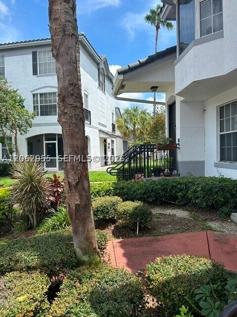 Building Photo - 725 SW 148th Ave