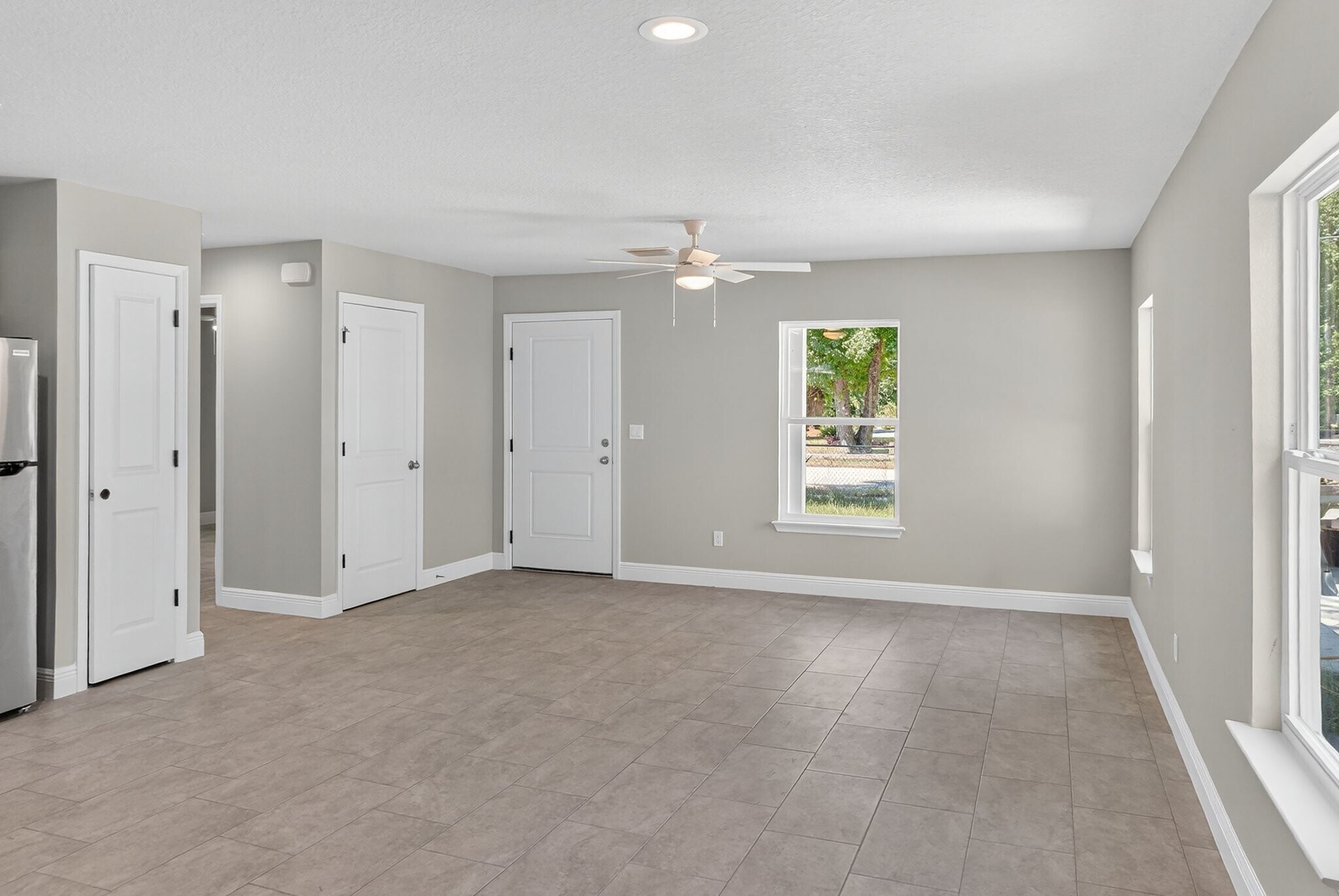 Building Photo - 214 Center St