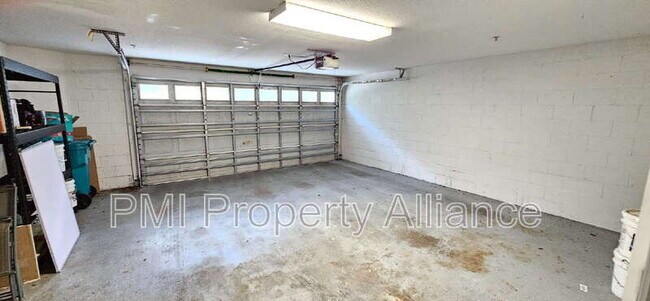 Building Photo - 945 N Fern Creek Ave