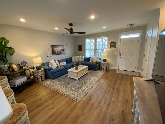 Building Photo - Fully Furnished Townhouse with Lake Views