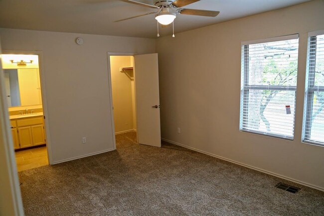 Building Photo - 2 Deerfield Dr