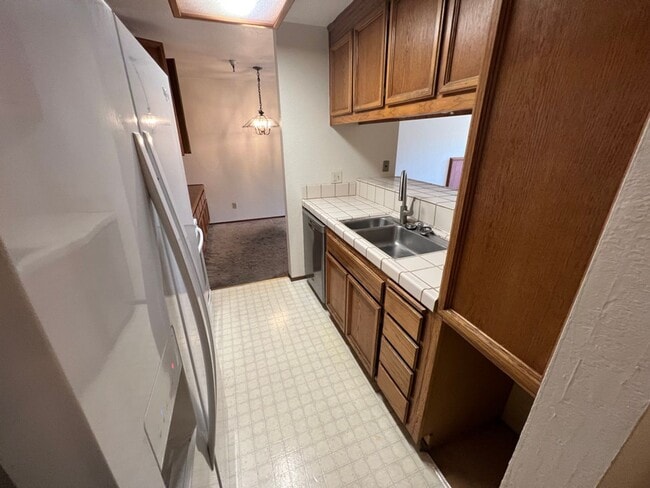 Building Photo - Spacious 2 bed 1.5 bath Condo in San Leandro Minutes from Bart and shopping. Must see!