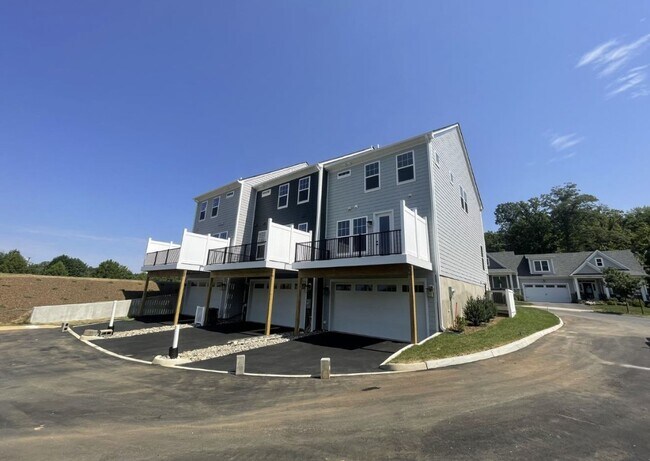 Building Photo - 4008 Varick St