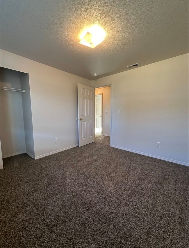 Building Photo - 3 bed|2 bath house with NEW PAINT & CARPET!