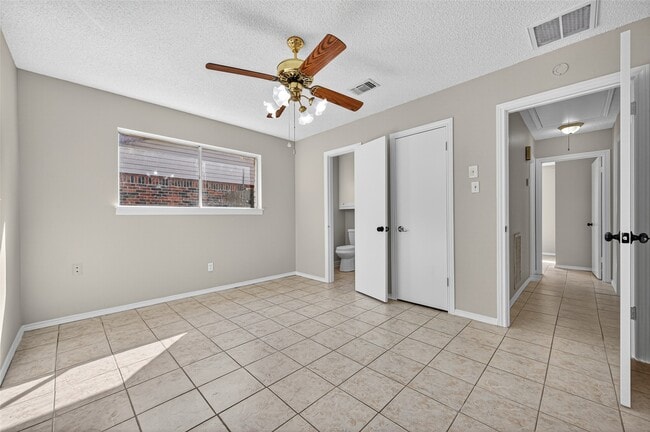 Building Photo - 7230 Oak Village Dr