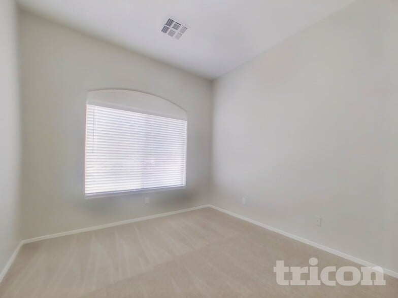 Building Photo - 7251 W Paradise Ln