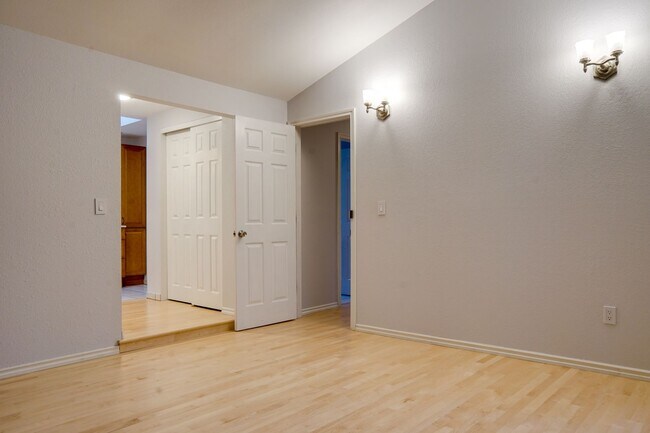 Building Photo - Kent Tri-level home