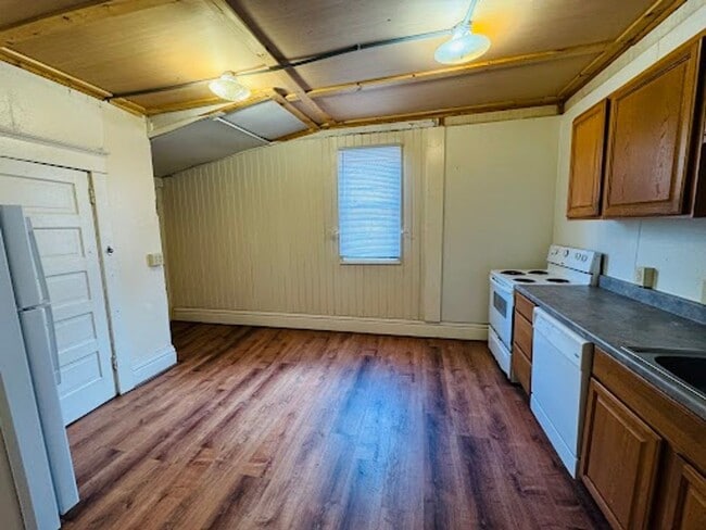 Building Photo - 3 Bedroom/ 1.5 Bathroom House -Near WVU Ma...