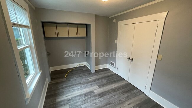 Building Photo - Updated Vintage 2 BD Home on a Spacious Lot - Milwaukie