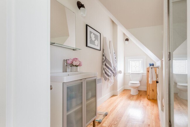 Building Photo - Madrona Home