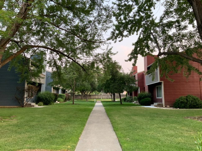 Building Photo - Central 2 bed 1.5 bath Townhouse