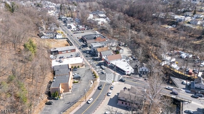 Building Photo - 146 Main St