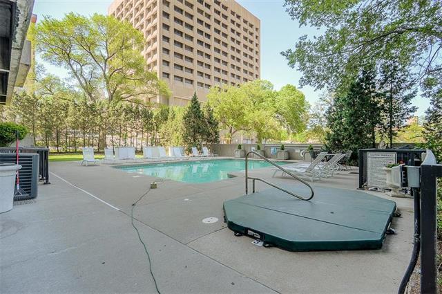 Outdoor Pool and Hot Tub - 600 Admiral Blvd