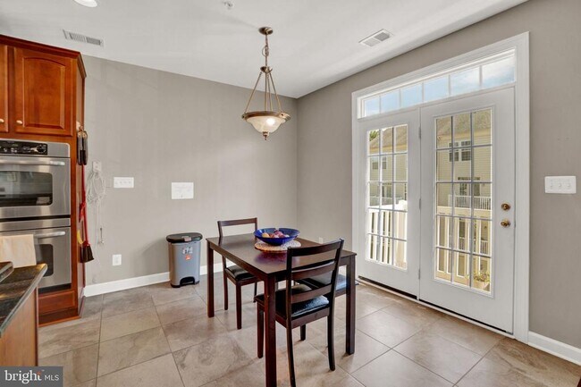 Building Photo - 2460 Eastbourne Dr