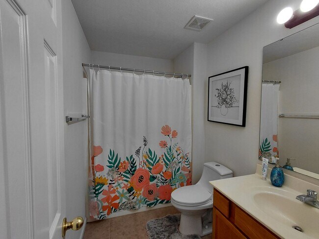 Building Photo - 4 Plex unit close to FLW