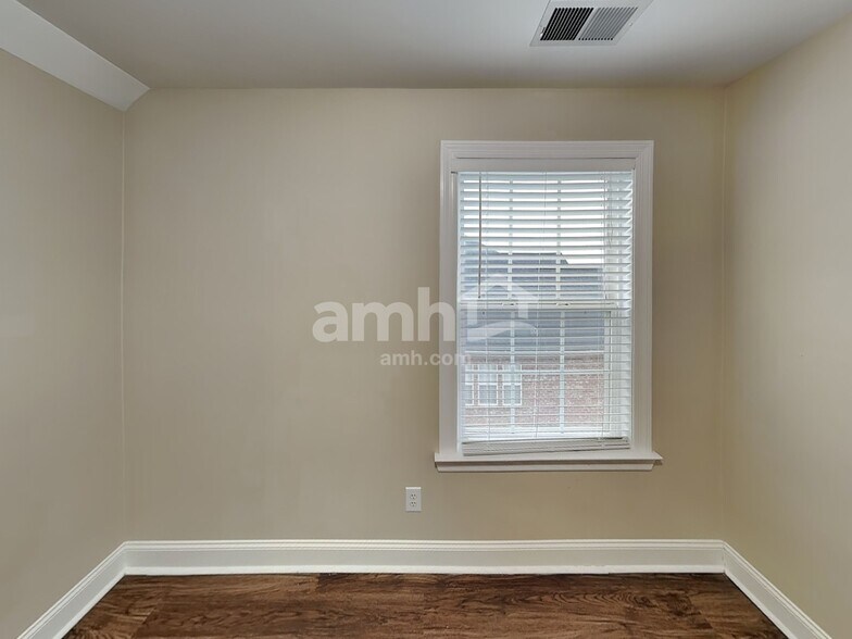Building Photo - 4013 Lilac Ln