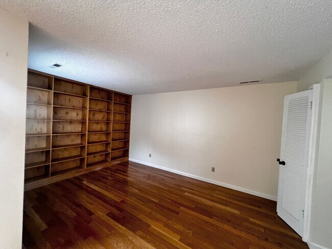 Building Photo - Spacious 3 bedroom 1.5 bath