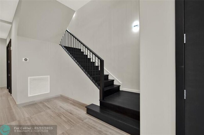 Building Photo - 425 N Ocean Blvd