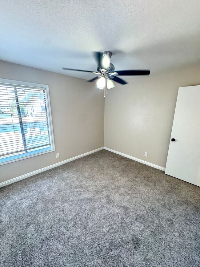 Building Photo - Charming 2 Bed/2 Bath Upstairs Condo in Qu...