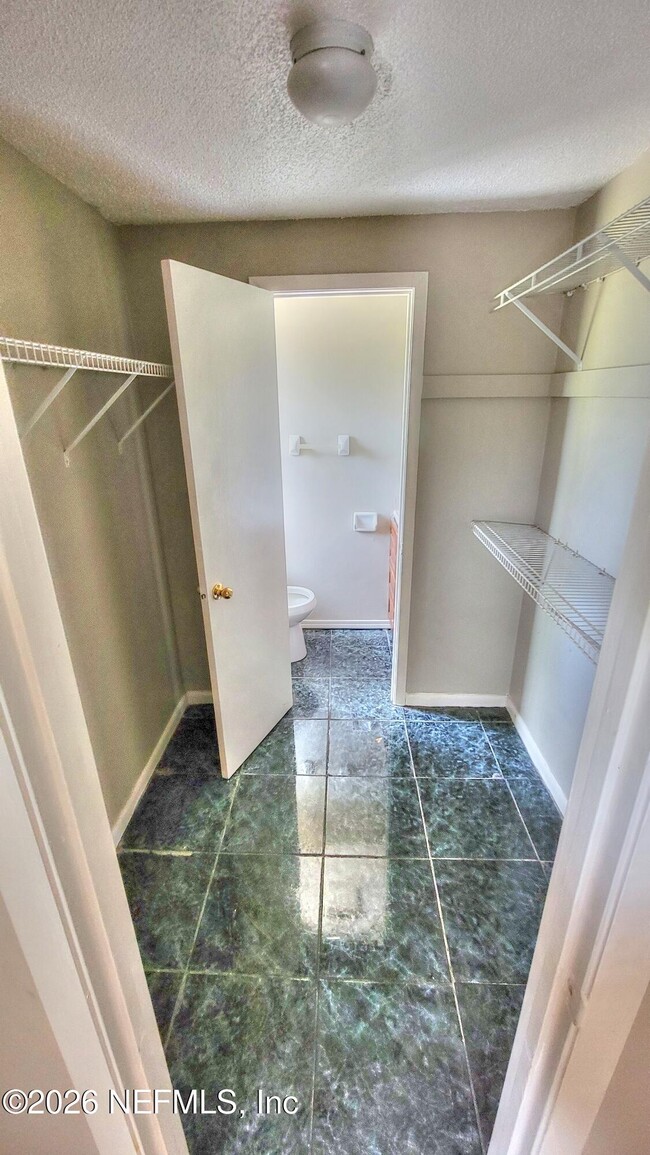 Building Photo - 2472 Fernside Rd