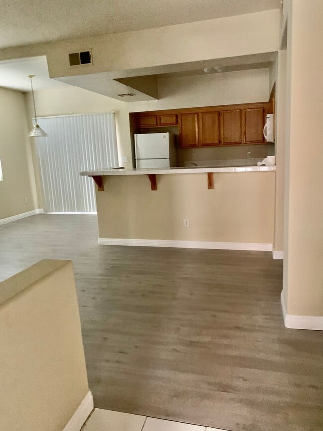 Building Photo - Must See Condo!