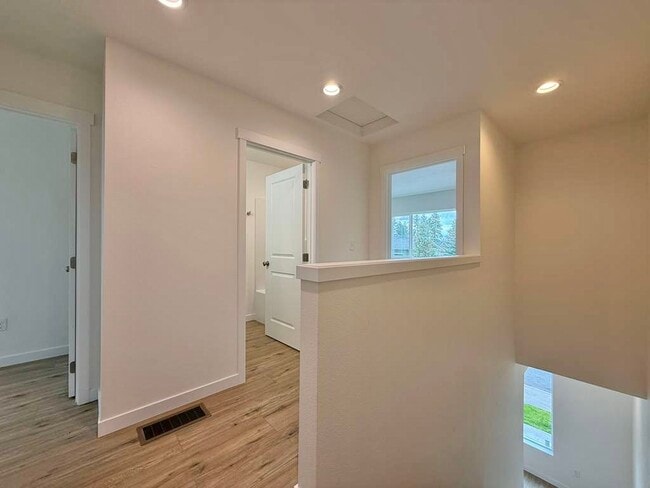 Building Photo - 3925 E 32nd Ave