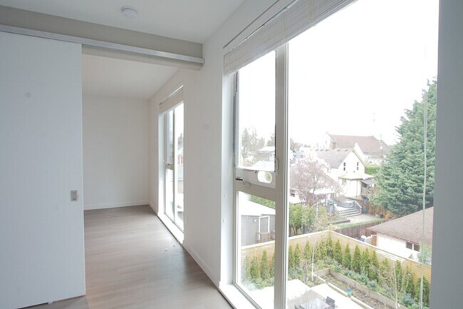 Building Photo - Sellwood-Modern Top Floor 1Bdr w/Floor-to-Ceiling Windows + Pet OK!