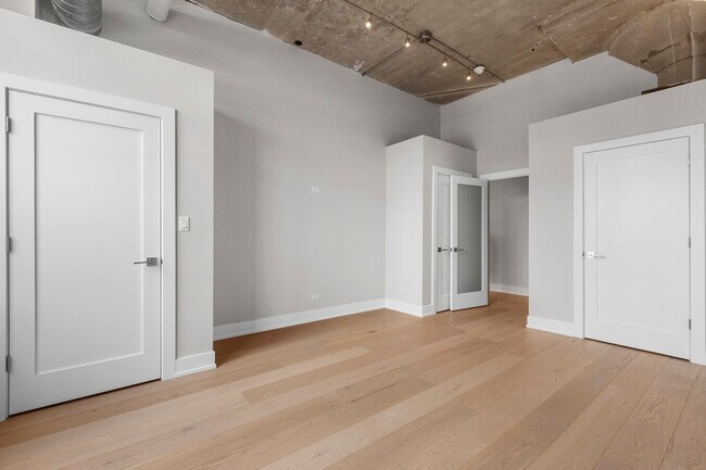 Building Photo - 17 S Loomis St