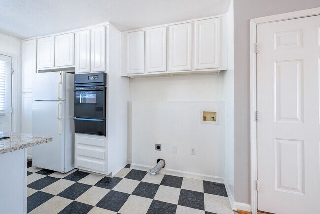 Building Photo - Peachtree Hills Court, 2-bedroom Atlanta a...