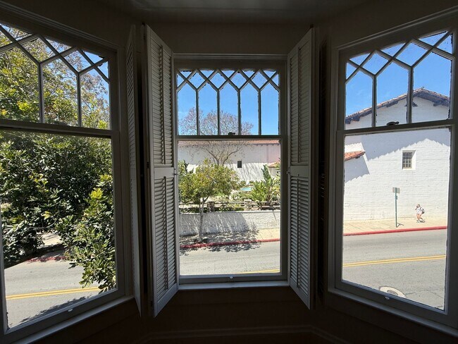 Building Photo - 2 Bedroom, 1 bathroom second floor apartme...