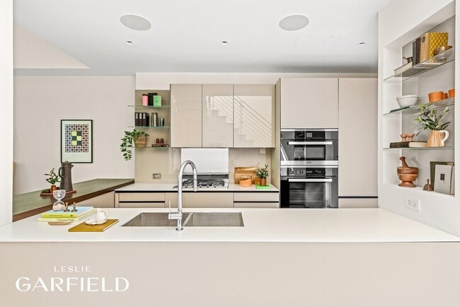 Building Photo - 240 E 61st St