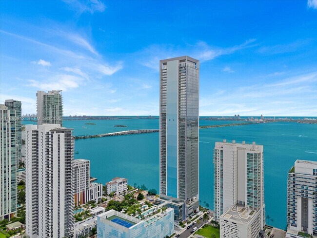 Building Photo - 700 NE 26th Terrace