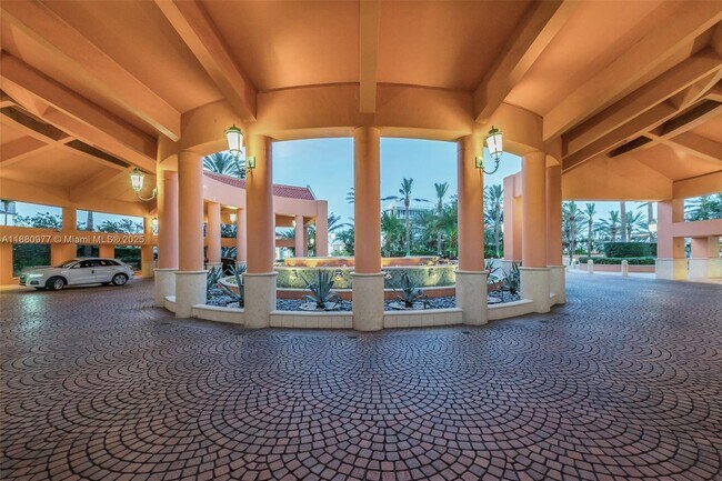 Building Photo - 300 South Pointe Dr