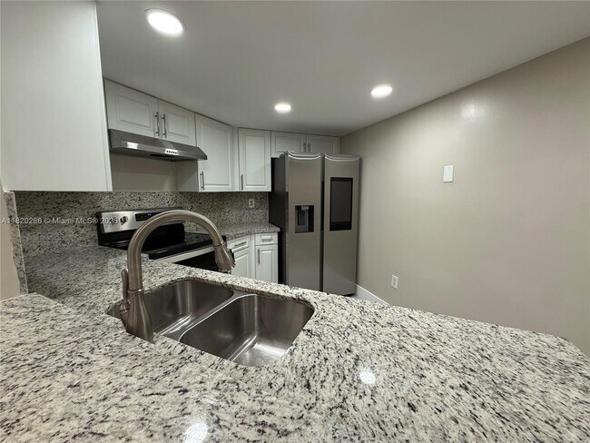 Building Photo - 9405 Fontainebleau Blvd