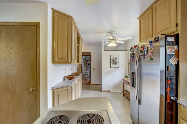 Building Photo - Charming Bi-Level Home in Sunset Village -...