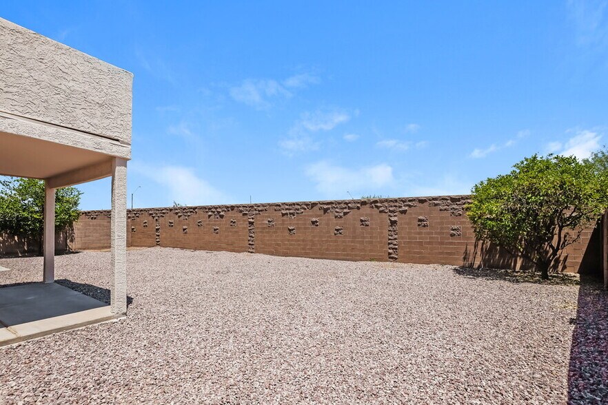 Building Photo - 18400 N 83rd Dr