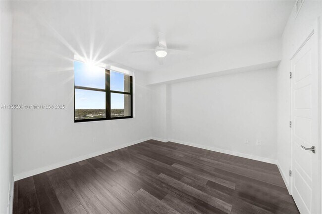 Building Photo - 555 NE 8th St