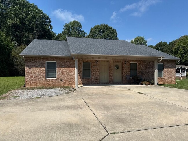 Primary Photo - Duplex Apartment For Rent in Denver NC
