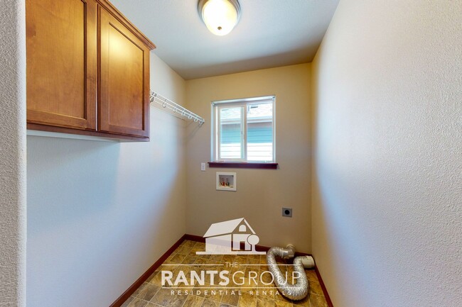 Building Photo - Fantastic Puyallup Neighborhood! Easy Commute to JBLM!