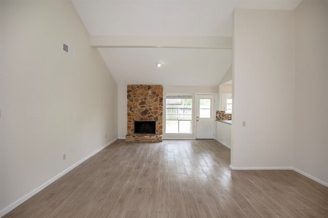 Building Photo - 15106 Silverman St