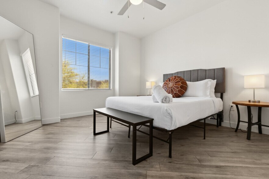 Building Photo - 9450 W Cabela Dr