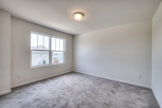 Building Photo - 523 Montrose Dr