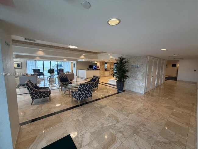Building Photo - 2625 Collins Ave