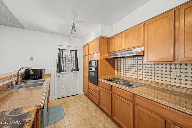 Building Photo - 1623 E Del Rio Dr
